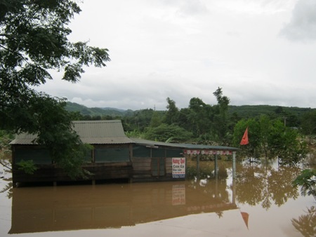 Nước ngập sâu khiến người dân rơi vào cảnh màn trời, chiếu đất