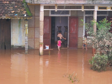 Nước ngập sâu khiến người dân rơi vào cảnh màn trời, chiếu đất