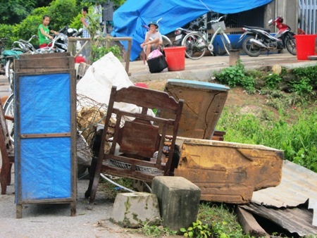 Nước ngập sâu khiến người dân rơi vào cảnh màn trời, chiếu đất