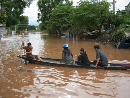 Nước lũ dâng cao, người dân phải dùng đò làm phương tiện đi lại