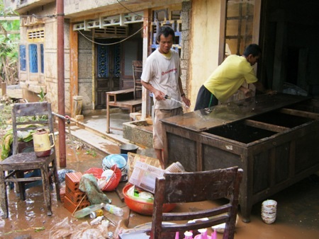 Dọn dẹp nhà cửa sau khi nước rút