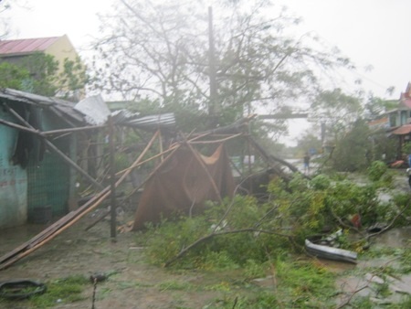Khung cảnh tan hoang do bão số 10