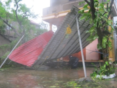 Khung cảnh tan hoang do bão số 10