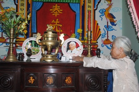 Dâng hương lên bàn thờ Đại tướng Võ Nguyên Gíap