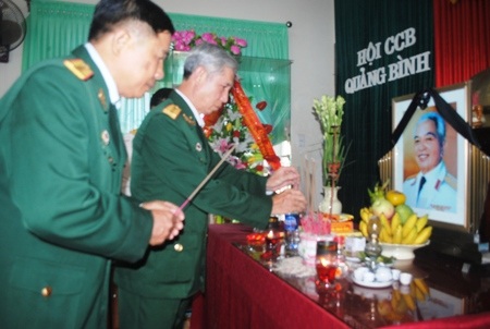 Dâng hương lên bàn thờ Đại tướng Võ Nguyên Gíap