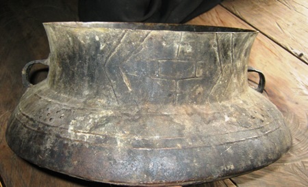 Những văn hoa độc đáo trên chiếc nồi đồng