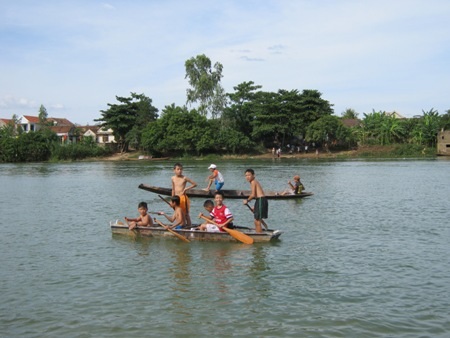 Trẻ em cũng háo hức với hội bơi