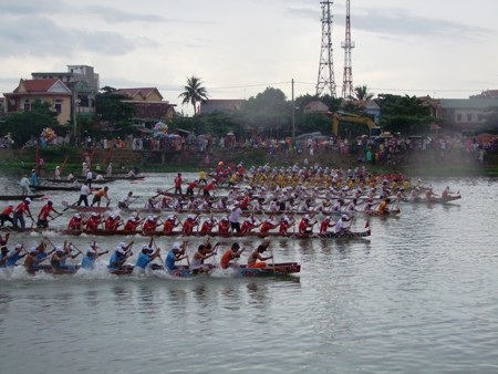 Đua thuyền truyền thống trên sông Kiến Giang