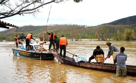 Hàng cứu trợ đến với người dân vùng lũ