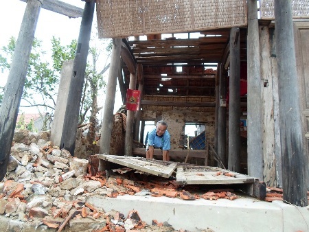 Lốc xoáy đã khiến hàng trăm ngôi nhà dân bị sập đổ, hư hỏng nặng