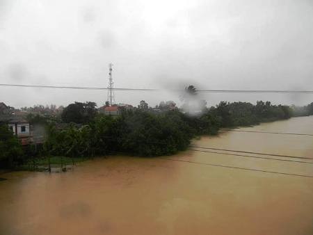 Hơn 3.000 nhà bị ngập sâu, hàng ngàn người dân bị cô lập bởi lũ - 7 Mưa lớn khiến nước sông Kiến Giang dâng cao, vượt trên mức BĐ 2
