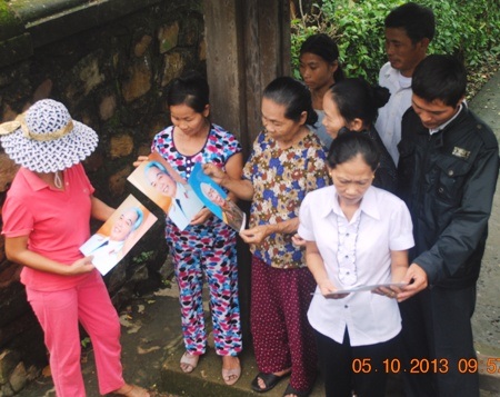 Nghẹn tiếng khóc tiếc thương nơi quê hương tướng Giáp - 3 Nhiều bà con khóc thương khi xem lại những bức ảnh tư liệu của Đại tướng