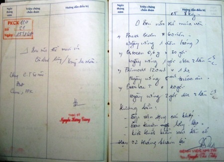 Cuốn sổ ghi bệnh tình của em Phan Tiến Đức và những dòng kê đơn thuốc điều trị của bác sĩ