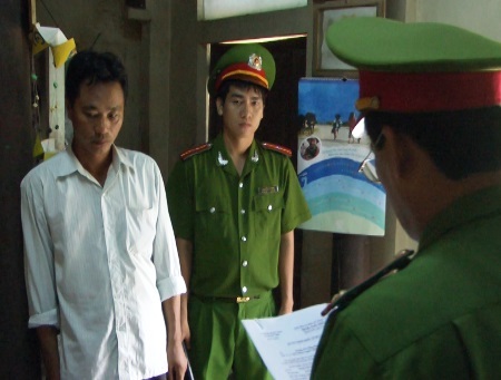 Quảng Bình: Khởi tố đối tượng xâm hại, lấn chiếm đất rừng trái phép - 1 Cơ quan công an đọc lệnh bắt tạm giam đối với Phan Văn Phước