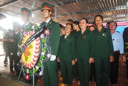 Những giọt nước mắt cảm động của Đội nữ pháo binh trước anh linh Đại tướng (Ảnh: Đăng Đức)