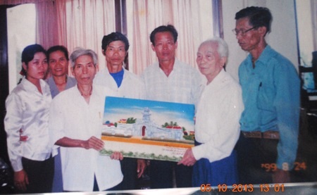 Người thân tại Lệ Thủy tặng bức ảnh mừng thọ Đại tướng tròn 89 tuổi (Ảnh do nhân vật cung cấp)