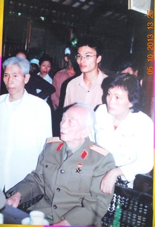 Gặp gỡ, trò chuyện cùng Đại tướng nhân dịp ông về thăm quê (Ảnh chụp lại)