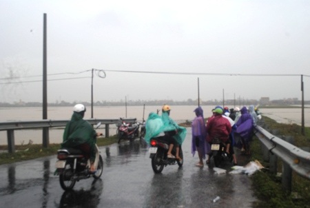 Nhiều người dân đang làm thủ tục mai táng cho nạn nhân xấu số