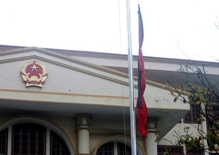 Trụ sở UBND tỉnh Quảng Bình treo cờ rủ từ sáng nay