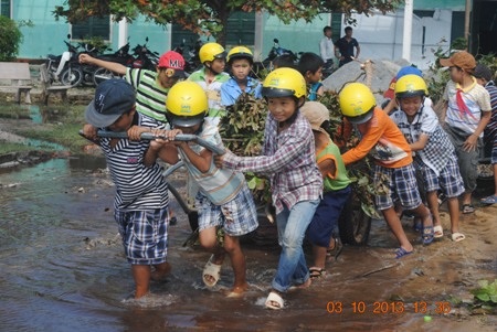 Học sinh tham gia thu dọn vệ sinh.