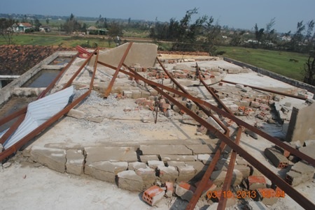 Cơ sở vật chất, cây cối bị đổ nát.