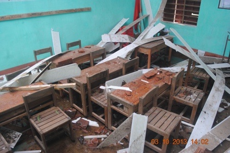 Nhiều thiết bị, bàn ghế bị hư hại do bão.