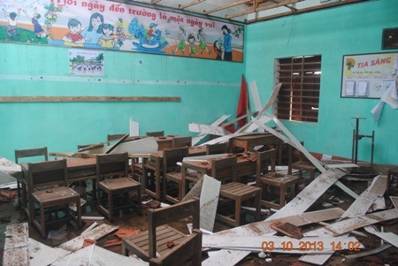 Nhiều thiết bị, bàn ghế bị hư hại do bão.