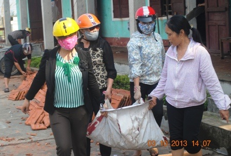 Thu gom các mảnh vỡ, gạch ngói.