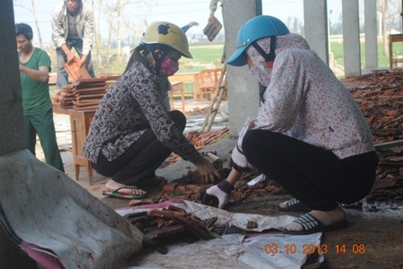 Lau chùi bàn ghế, trang thiết bị dạy học