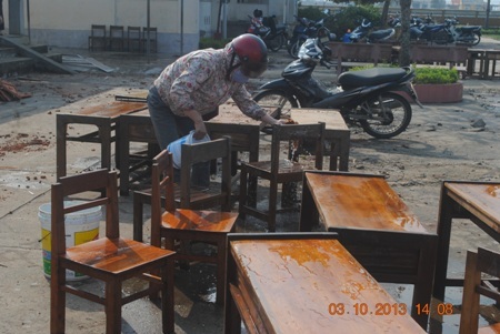 Lau chùi bàn ghế, trang thiết bị dạy học