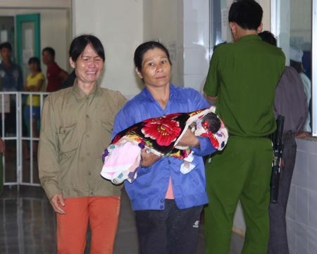 Khởi tố vụ án 3 trẻ sơ sinh bị tử vong sau khi tiêm vắc xin viêm gan B - 1 Ngay sau khi tiêm vắc xin viêm gan B, 3 trẻ sơ sinh ở huyện Hướng Hóa đã tử vong (Ảnh Nguyễn Tuấn)