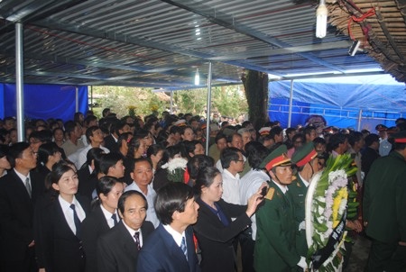 Hội trường nhà lưu niệm có rất đông người dân từ mọi miền đất nước về viếng Bác (Ảnh: Đăng Đức)