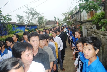 Hội trường nhà lưu niệm có rất đông người dân từ mọi miền đất nước về viếng Bác (Ảnh: Đăng Đức)