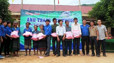 Nhóm tình nguyện tặng gạo cho bà con