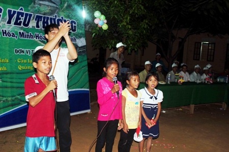 Giao lưu văn nghệ của trẻ em nghèo miền núi