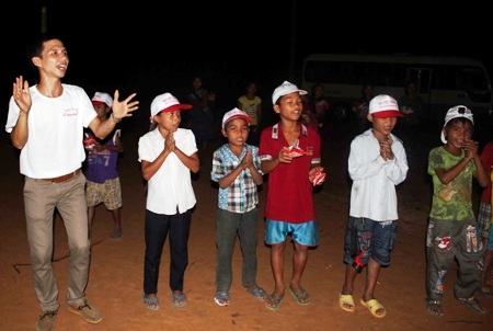 Giao lưu văn nghệ của trẻ em nghèo miền núi