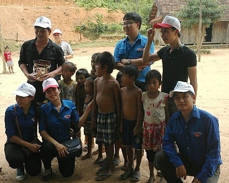 Giao lưu và chụp ảnh lưu niệm  với người dân và trẻ em nghèo