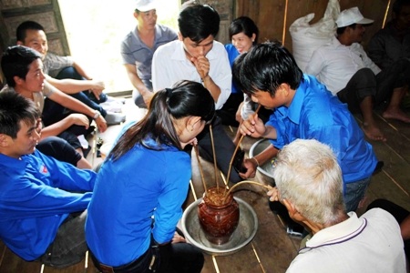 Giao lưu và chụp ảnh lưu niệm  với người dân và trẻ em nghèo