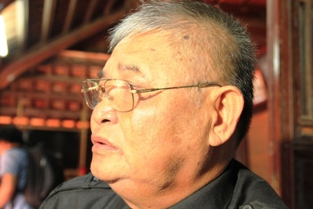 Bà Võ Thị Lài (cháu gọi Đại tướng bằng bác) ôm tượng của Đại tướng khóc nức nở.