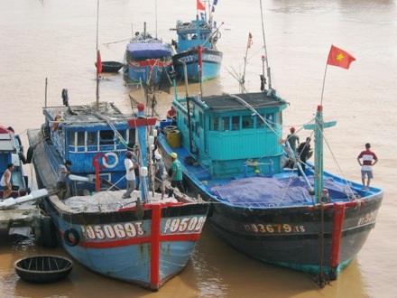 Nhiều người dân xã Triệu An, huyện Triệu Phong đã đưa tàu, thuyền vào nơi neo đậu an toàn