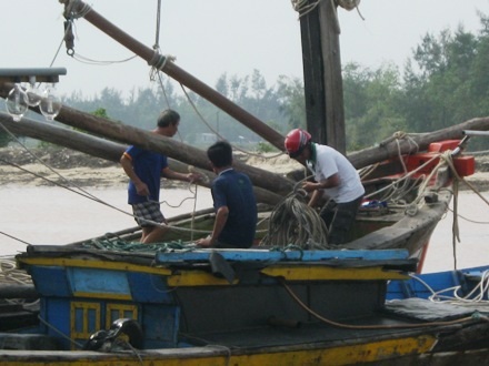 Nhiều người dân xã Triệu An, huyện Triệu Phong đã đưa tàu, thuyền vào nơi neo đậu an toàn