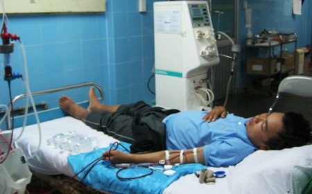 Hiện bệnh nhân Ngô Tú Nguyễn đang phải lọc máu và chạy thận nhân tạo thường xuyên tại bệnh viện