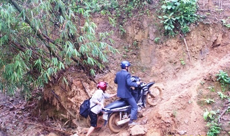 Để lên cắm bản dạy chữ, các giáo viên phải vượt qua nhiều khó khăn.