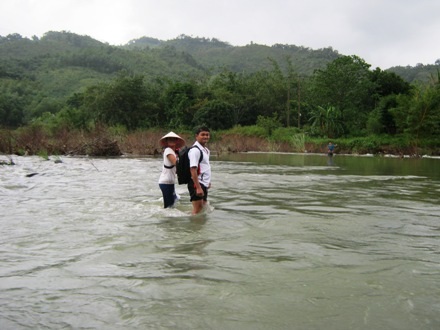 Việc lội suối đối với những giáo viên nữ luôn gặp nhiều khó khăn và hiểm nguy.