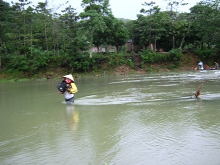 Việc lội suối đối với những giáo viên nữ luôn gặp nhiều khó khăn và hiểm nguy.