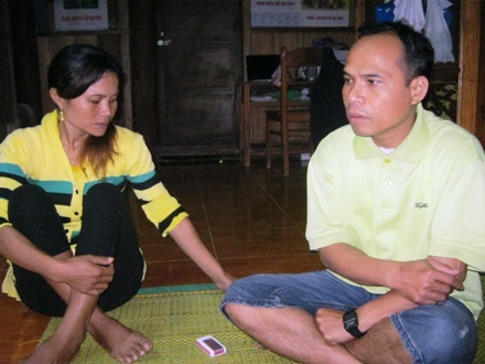 Việc lội suối đối với những giáo viên nữ luôn gặp nhiều khó khăn và hiểm nguy.