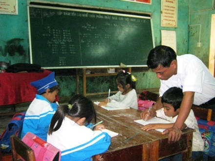 Thầy Hoàn bày cho học trò nắn nót từng con chữ.