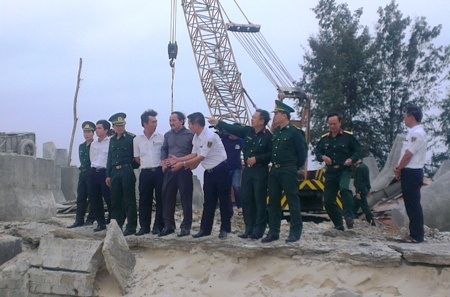 Chưa tìm thấy nạn nhân mất tích trong vụ chìm tàu hàng - 2 Các lực lượng chức năng đang bàn phương án trục vớt tàu bị nạn vào bờ