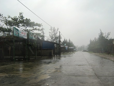 Tuyến đường ven biển Mỹ Thủy, huyện Hải Lăng vắng ngắt do mưa bão