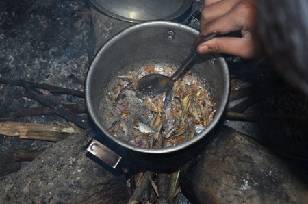 Số ít em được ăn cá khô, còn lại là rau với măng rừng